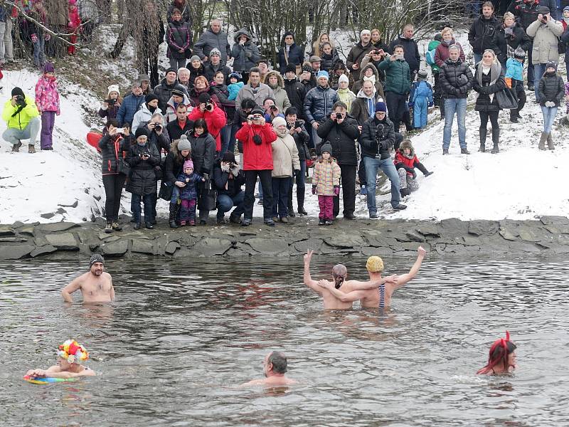 Otužilci si na Nový rok zaplavali v chladné Svratce.