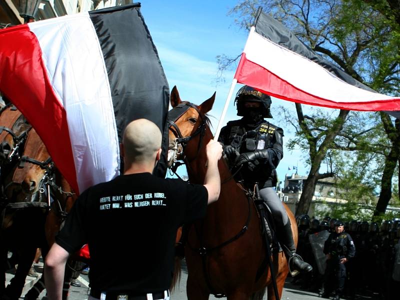 Střet mezi policií a členy pochodu