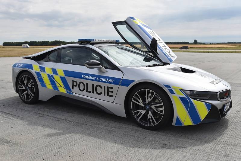 Supersport BMW i8. Policie si od auta slibuje hlavně větší ukázněnost řidičů na dálnici.