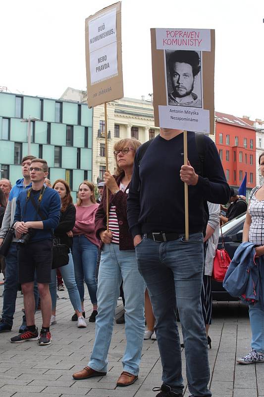 Na náměstí Svobody protestovaly proti komunismu stovky lidí.