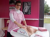 Před univerzitním kampusem v brněnských Bohunicích začala kampaň Ostře sledovaná prsa, která má za cíl zlepšit znalosti o rakovině prsu.