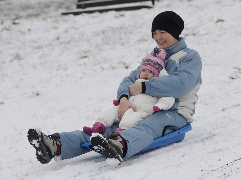 Vrstva sněhu pokryla v noci na neděli Jihomoravský kraj. V Brně na Kraví hoře děti ráno začaly bobovat.