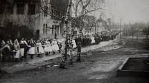 Desítky lidí zemřely při tragédii na železničním přejezdu u Podivína v roce 1950. Srazil se tam rychlík s autobusem.