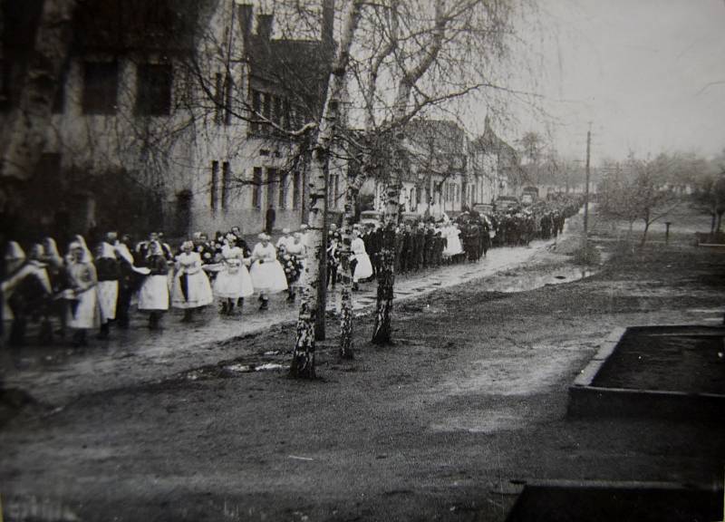 Desítky lidí zemřely při tragédii na železničním přejezdu u Podivína v roce 1950. Srazil se tam rychlík s autobusem.