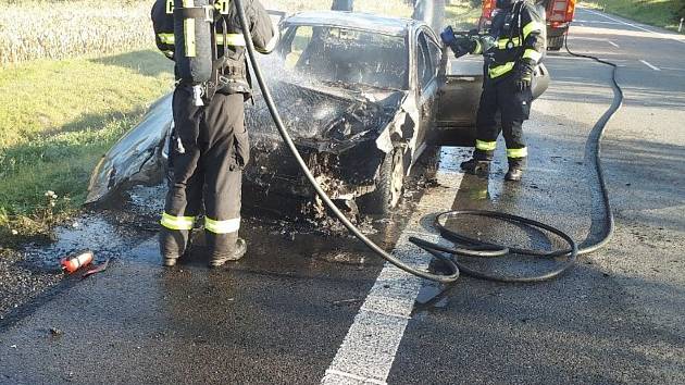 U Aqualandu Moravia hořelo osobní auto. Foto: poskytl HZS JMK