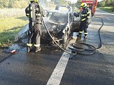 U Aqualandu Moravia hořelo osobní auto. Foto: poskytl HZS JMK