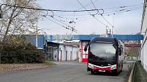 První trolejbus Mario dokončují pracovníci brněnského dopravního podniku ve vozovně v Komíně