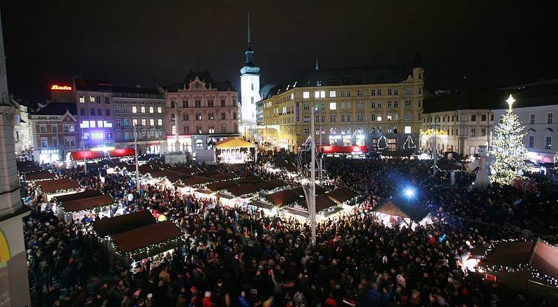 Brňané rozsvítili vánoční strom na náměstí Svobody. V centru města začaly trhy.