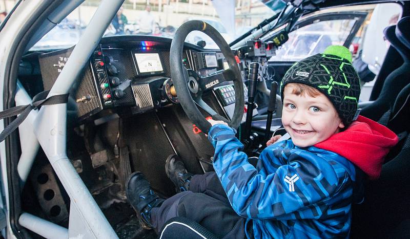 Fanoušci závodníka Tomáše Ouředníčka a automobilového sportu si prohlížejí Ouředníčkův závodní speciál Ford Ranger, než se s ním vydá na Rallye Dakar 2018.