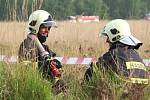Profesionální i dobrovolní hasiči z Jihomoravského a Olomouckého kraje společně s armádou ve Vojenském újezdu Březina na Vyškovsku trénovali, jak zasahovat v případě velkého požáru