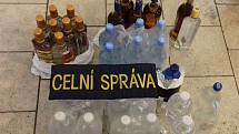 Přes 250 litrů motorové nafty, čtyřiatřicet litrů neoznačených lihovin a čtyřiašedesát kusů zboží neoprávněně označeného ochrannými známkami zajistili jihomoravští celníci v předvánočním období.