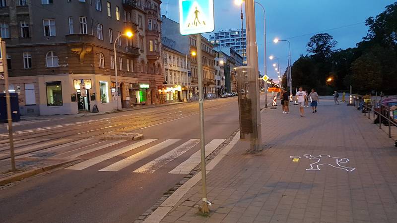 Obrysy postav symbolizující chodce sražené při dopravních nehodách se v úterý objevily na některých brněnských chodnících, foto z Lidické ulice.