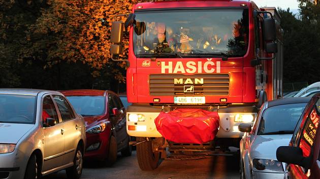 Hasiči často nemohou projet s hasičskými vozy brněnskými ulicemi kvůli neukázněnosti řidičů. Foto: Deník/Lenka Jebáčková