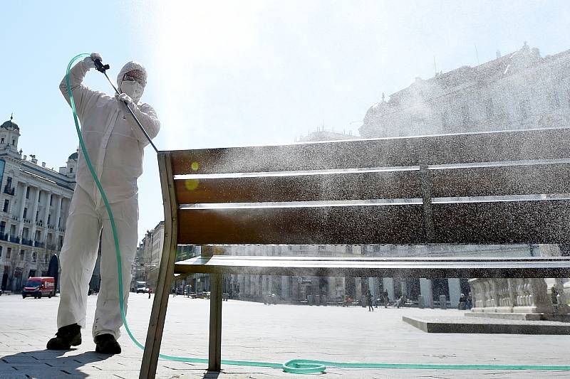 Dezinfekce veřejných prostor v centru Brna na náměstí Svobody.