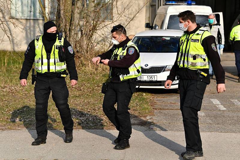 Tři brněnské strážníky museli kvůli kontaktu s mužem podezřelým na nákazu koronavirem dekontaminovat hasiči.