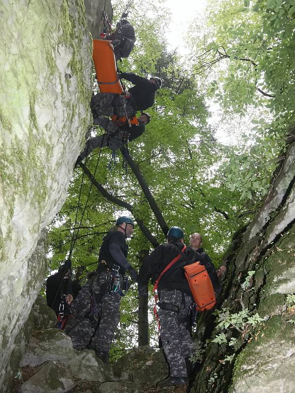 Cvičení Městské policie Brno v Rudickém propadání na Blanensku.