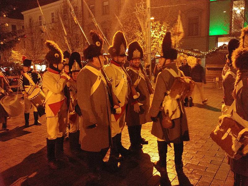 Brnem prošel průvod vojáků z napoleonských dob. V Denisových sadech uctili památku těch, kteří padli při bitvě tří císařů u Slavkova.