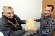 První číslo Rovnosti převzal od Oldřicha Gajdoruse (vlevo) současný šéfredaktor listu Michal Šupálek.