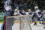 Hokejisté brněnské Komety (v bílém) vyhráli i třetí utkání semifinále play-off extraligy nad Plzní, tentokrát 3:2, a v sérii vedou už 3:0 na zápasy.