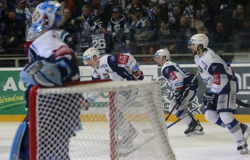 Hokejisté brněnské Komety (v bílém) vyhráli i třetí utkání semifinále play-off extraligy nad Plzní, tentokrát 3:2, a v sérii vedou už 3:0 na zápasy.