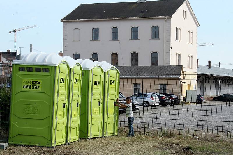 Romští uprchlíci z Ukrajiny se přesunuli na travnatou plochu za autobusovým nádražím u hotelu Grand. Dříve pobývali převážně v prostorách kolem brněnského hlavního nádraží.