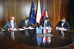 Brno 14.10.2020 - podpis koaliční smlouvy ve vile Tugendhat - zleva František Lukl, Jiří Nantl, Jan Grolich a Lukáš Dubec