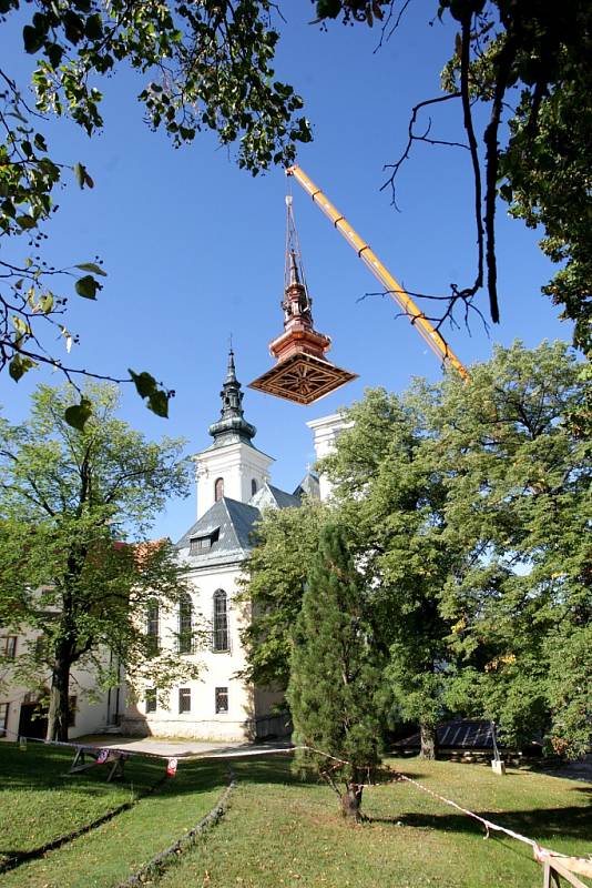 Výměna a renovace střešní věže Paulánského kláštera ve Vranově.