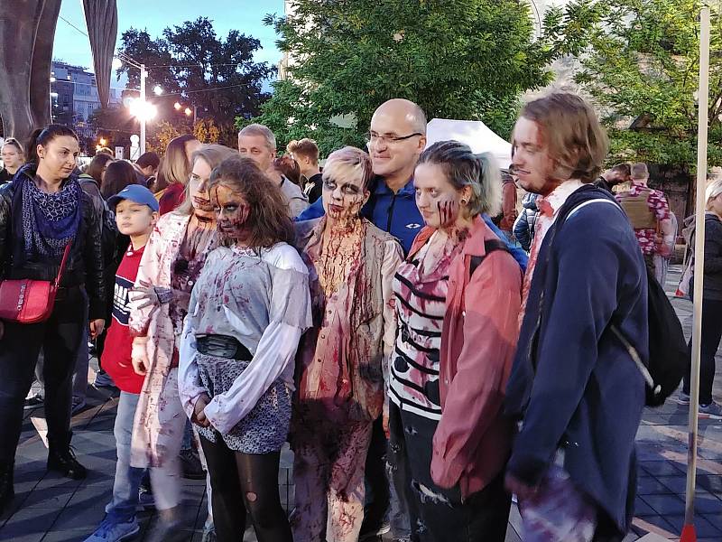 Brnem se prošly desítky děsivých zombie. Další ročník Zombie Walk Brno přilákal i stovky pozorovatelů v ulicích města.