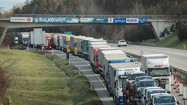 Nehoda uzavřela dálnici D1 u Brna.