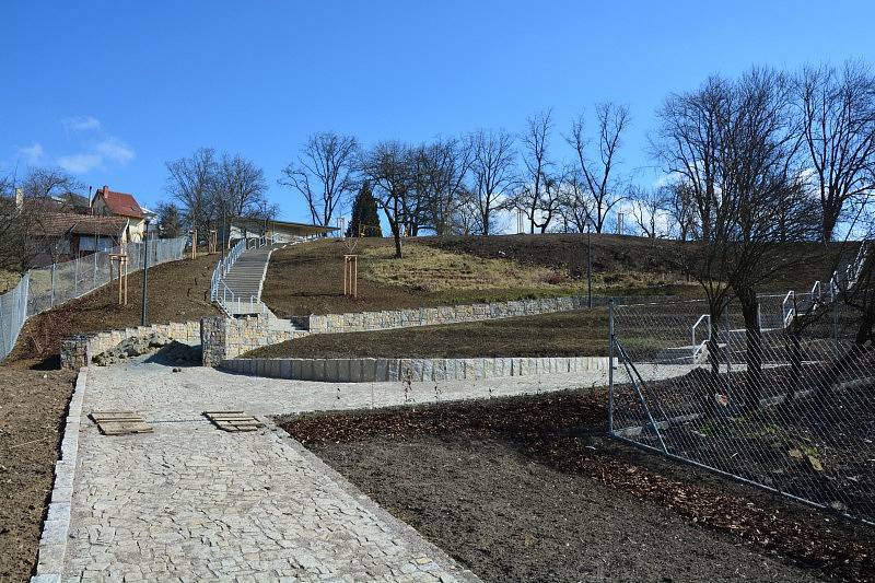 V Tišnově roste nový park, otevře v červnu