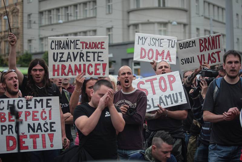 Páteční demonstrace uskupení Brno blokuje a příznicvů Dělnické mládeže.