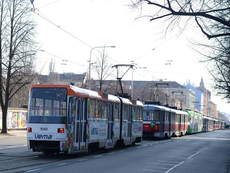  Obrnit trpělivostí se museli lidé, kteří v úterý kolem poledne cestovali v Brně tramvají od Semilassa k Moravskému náměstí. Provoz na kolejích se totiž na hodinu a čtvrt kvůli technické závadě na tramvaji zastavil a cestující museli čekat.