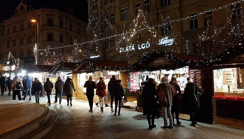Na vánoční trhy v Brně dohlížejí stovky strážníků a policistů v uniformách i civilu.