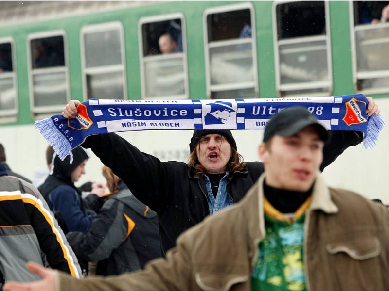 Příjezd fanoušků Baníku Ostrava do Brna.