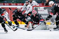 Hokejisté Techniky Brno (na snímku v tmavých dresech) ve středu porazili Hodonín 4:0.