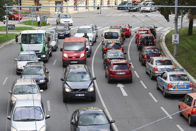 V brněnské ulici Koliště se tvořily kolony i na Den bez aut.