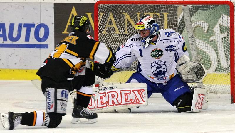 Hokejisté brněnské Komety prohráli v extraligovém semifinále i třetí zápas 0:3, nepomohla jim ani výhoda domácího prostředí.