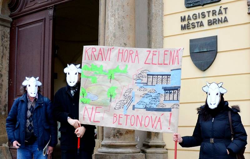 Protestní akce občanského sdružení Masarykova čtvrť na úterním zasedání zastupitelstva města Brna.