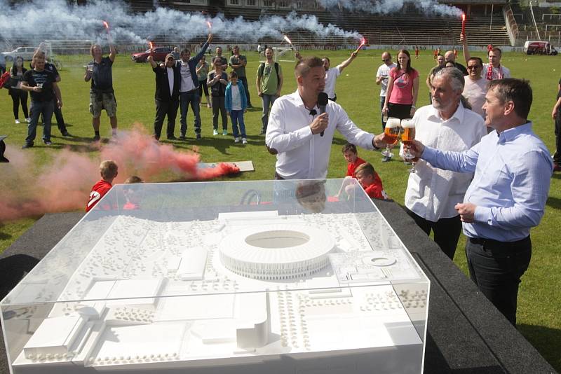 Před třemi lety představitelé města Brna slavnostně ukazovali maketa plánovaného nového fotbalového stadionu za Lužánkami. Od té doby se kupředu nepokročilo...