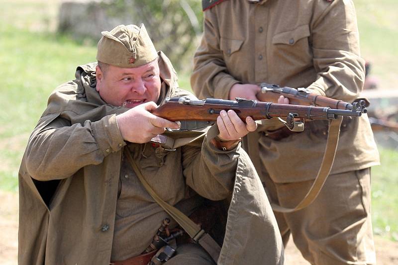 Aby viděly slavný boj Rudoarmějců s Němci, proudily davy lidí v sobotu odpoledne do Ořechova na Brněnsku. Tam se před sedmdesáti lety odehrály nejostřejší boje regionu.