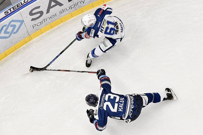 Utkání předkola play off hokejové extraligy - 5. zápas: HC Vítkovice Ridera - HC Kometa Brno, 16. března 2021 v Ostravě. (zleva) Marek Kalus z Vítkovic a Daniel Rákos z Brna.