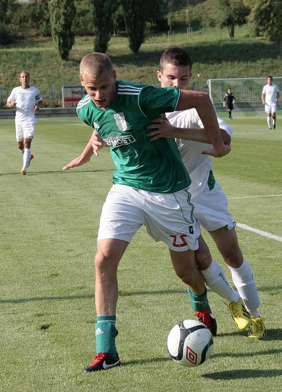 Co víc si na úvod divizního podzimu přát než souboj s tradičním rivalem. Úvodní derby divize zvládla líp Bystrc (v zeleném), díky chybám Bohunic (v bílém)