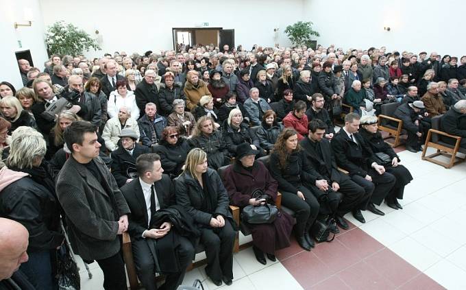 Spolu s jeho rodinou a přáteli se pohřbu v brněnském Krematoriu zúčastnili i jeho někdejší kolegové z hudební branže