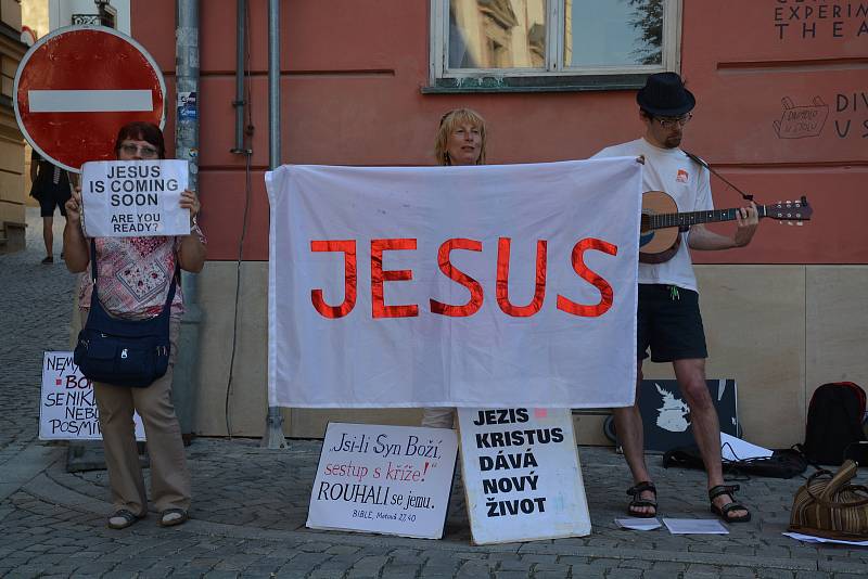 Proti uvedení hry Naše násilí a vaše násilí, v níž Ježíš znásilňuje arabskou ženu, protestovalo na brněnském Zelném trhu hned několik skupin lidí. Kromě křesťanů také pravicoví extremisté. Zasahovat musel antikonfliktní tým.