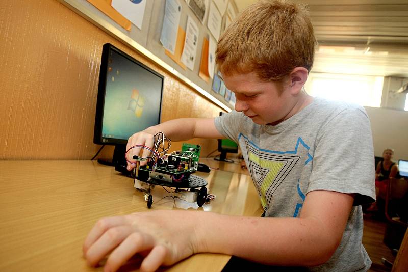 Ve středu děti soutěžily v Základní škole Novolíšeňská v Brně, kdo naprogramuje toho nejlepšího robota.