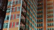 Ve středu 16. února se rozzářily významné budovy napříč republikou sokolskými barvami u příležitosti 160 let od založení organizace. Na snímku je budova zlínské "21".V době svého dokončení byla budova druhá nejvyšší v Evropě. Byla sídlem Baťova závodu.