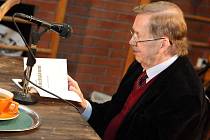 Václav Havel v Huse na provázku při čtení Odcházení (listopad 2008).