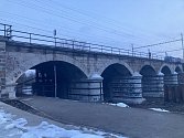 Po ročních opravách se na historický viadukt přes řeku Svratku v Brně vrátí čtyřkolejný provoz.