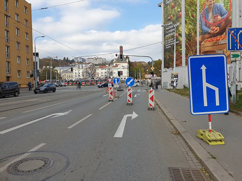 Dopravní komplikace na brněnském Mendlově náměstí a v jeho okolí.