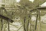 Trosky Jánského mostu v Břeclavi. V dubnu 1945 zničili ustupující němečtí vojáci všechny přechody přes řeku Dyji. Město osvobodila Rudá armáda ve dvou fázích 14. a 17. dubna. 